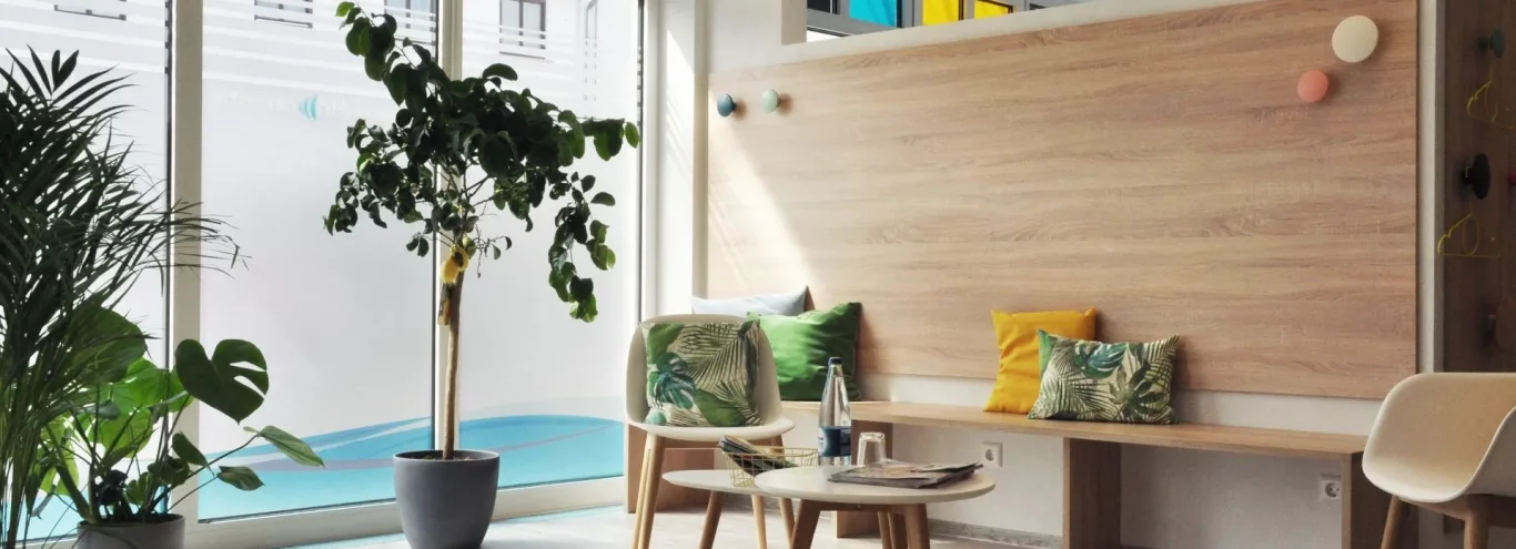 Filiale von Hohenloher Hörakustik in Bretzfeld mit modernem Wartebereich und Sitzgelegenheiten