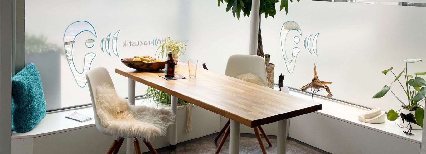 Beratungsbereich der Hohenloher Hörakustik Filiale in Künzelsau mit Tisch und Sitzgelegenheiten